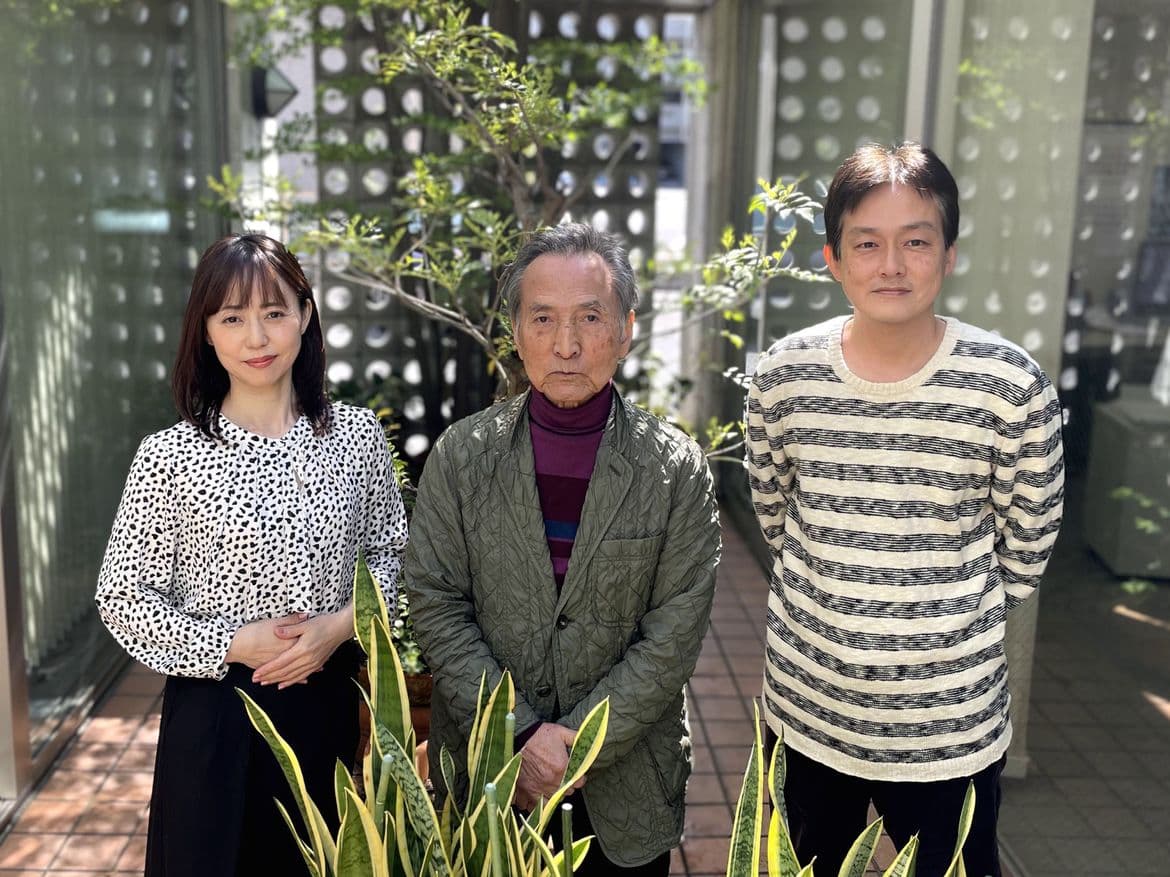 業務内容 事務所中庭にて